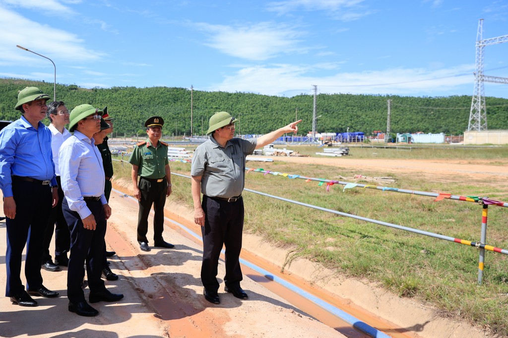 Thủ tướng yêu cầu xây dựng lại kế hoạch, phấn đấu rút ngắn tiến độ thi công để phát điện vào dịp 2/9/2025, kỷ niệm 80 năm thành lập nước - Ảnh: VGP/Nhật Bắc