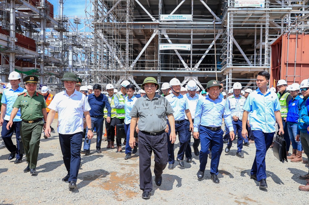 Thủ tướng Phạm Minh Chính kiểm tra, đốc thúc dự án Nhà máy Nhiệt điện Quảng Trạch 1 thuộc Trung tâm Điện lực Quảng Trạch - Ảnh: VGP/Nhật Bắc