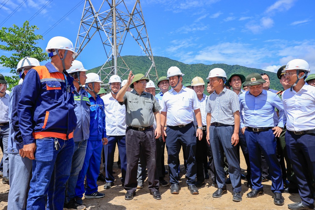 Thủ tướng Phạm Minh Chính kiểm tra, đốc thúc dự án đường dây tải điện 500 kV mạch 3 Quảng Trạch (Quảng Bình) - Phố Nối (Hưng Yên) - Ảnh: VGP/Nhật Bắc