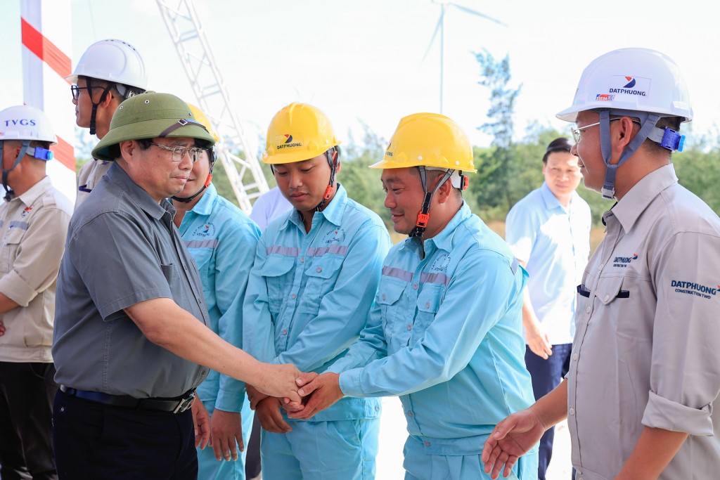 Thủ tướng thăm hỏi, động viên đội ngũ cán bộ, kỹ sư, công nhân, người lao động - Ảnh: VGP/Nhật Bắc
