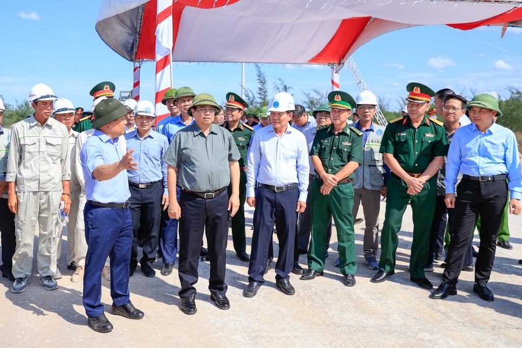 Thủ tướng khảo sát dự án đường ven biển tỉnh Quảng Bình - Ảnh: VGP/Nhật Bắc