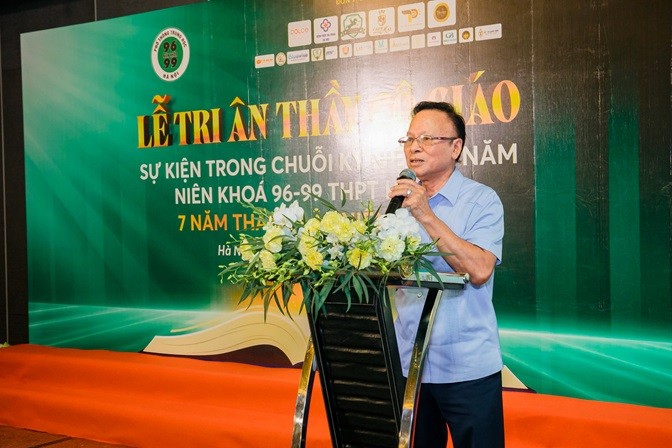 Thầy Bùi Văn Thanh phát biểu tại buổi lễ