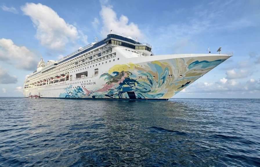 Siêu tàu biển đưa hơn 2.000 du khách quốc tế cập bến Côn Đảo