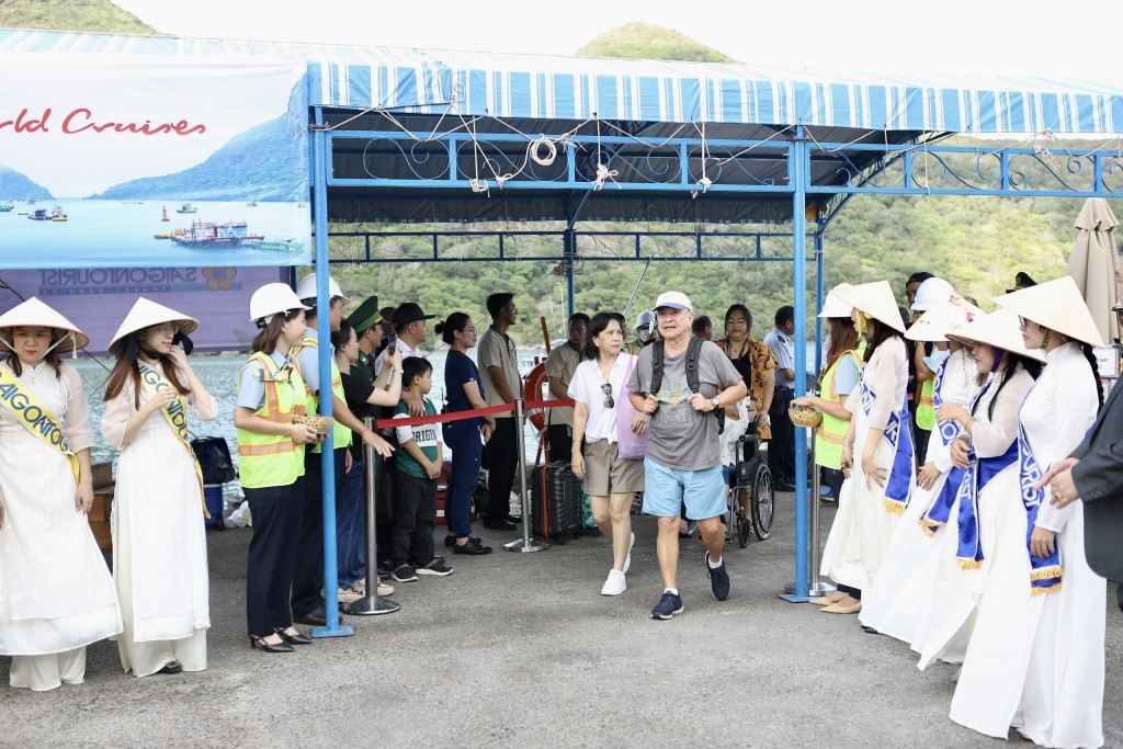 Tại côn đảo, các thuỷ thủ đoàn và du khách đã được địa phương chào đón nồng nhiệt