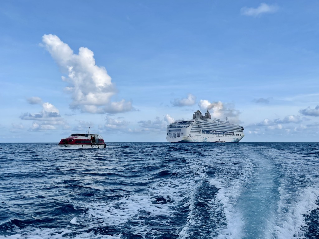Đúng 6 giờ sáng 2-6, tàu biển quốc tế Resorts World One đã thả neo ở vùng biển Côn Đảo. Tàu chở theo 1.138 thuyền viên và 2.128 hành khách đa quốc tịch. Tàu neo tại phao số 0, du khách được trung chuyển vào cảng Bến Đầm.