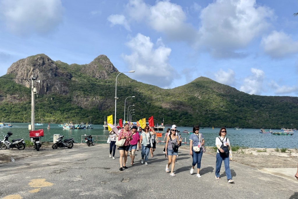 Tàu Resorts World One có khoảng 10 tiếng lưu lại Côn Đảo để du khách tham quan các điểm du lịch sinh thái và tâm linh theo 3 hành trình: Bảo tàng Côn Đảo- Trại tù Phú Tường-Trại tù Phú Sơn-Nhà chúa đảo-chợ Côn Đảo; Vườn Quốc gia Côn Đảo -trekking khám phá rừng nguyên sinh; ngồi canô ra Hòn Bảy Cạnh, Hòn Cau tham quan khu ấp trứng rùa, rừng ngập mặn, lặn ngắm san hô, chèo thuyền kayak, chèo sup. Tàu Resorts World One có khoảng 10 tiếng lưu lại Côn Đảo để du khách tham quan các điểm du lịch sinh thái và tâm linh theo 3 hành trình: Bảo tàng Côn Đảo- Trại tù Phú Tường-Trại tù Phú Sơn-Nhà chúa đảo-chợ Côn Đảo; Vườn Quốc gia Côn Đảo -trekking khám phá rừng nguyên sinh; ngồi canô ra Hòn Bảy Cạnh, Hòn Cau tham quan khu ấp trứng rùa, rừng ngập mặn, lặn ngắm san hô, chèo thuyền kayak, chèo sup.