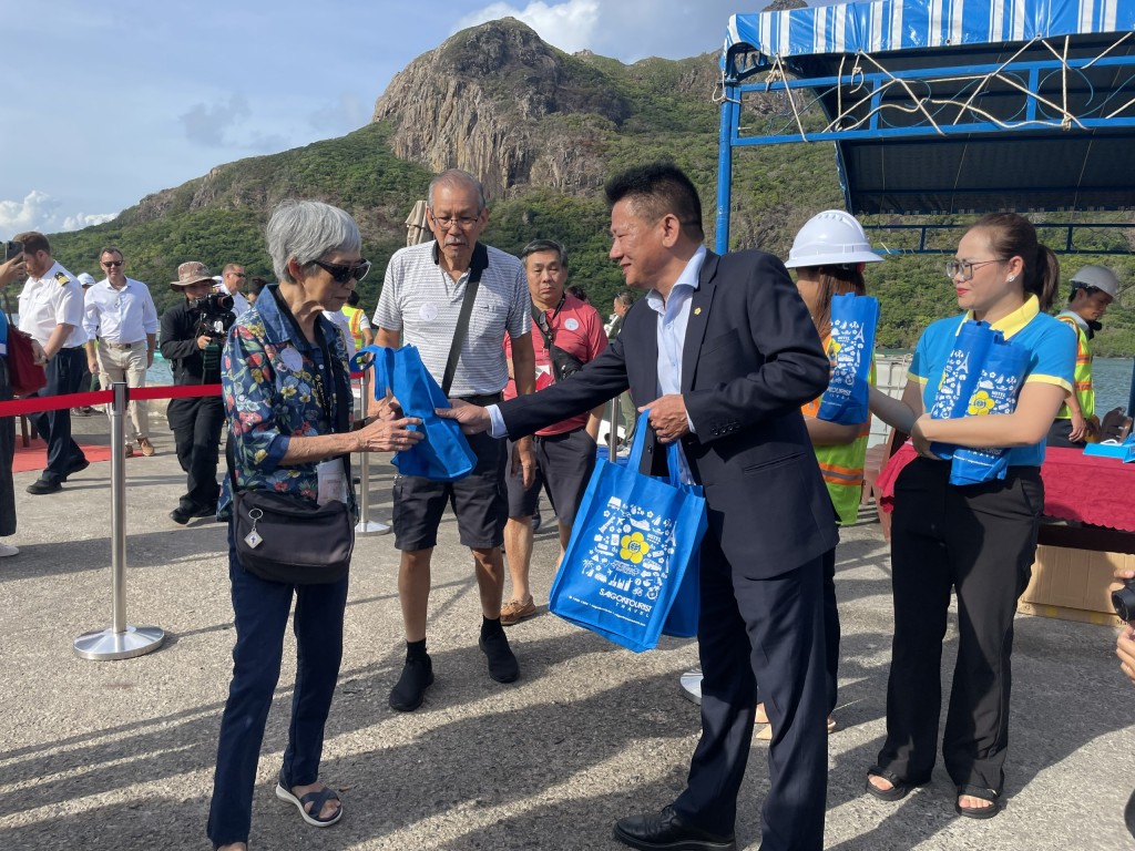Chủ tịch Ông Nguyễn Thành Lưu, Tổng Giám Đốc Công ty Dịch vụ Lữ hành Saigontourist, cho biết mảng du lịch tàu biển quốc tế góp phần quan trọng vào mục tiêu thu hút, phát triển du lịch quốc tế của ngành du lịch Việt Nam. Chủ tịch Ông Nguyễn Thành Lưu, Tổng Giám Đốc Công ty Dịch vụ Lữ hành Saigontourist, cho biết mảng du lịch tàu biển quốc tế góp phần quan trọng vào mục tiêu thu hút, phát triển du lịch quốc tế của ngành du lịch Việt Nam.