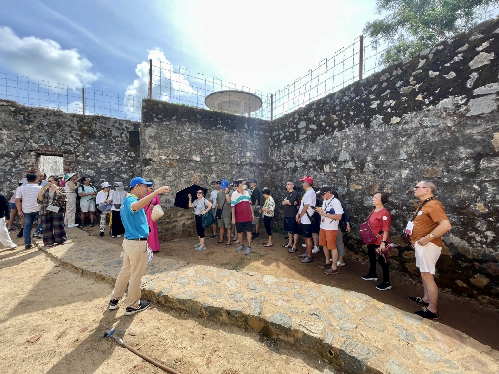 Đoàn khách tham quan nhà tù Côn Đảo