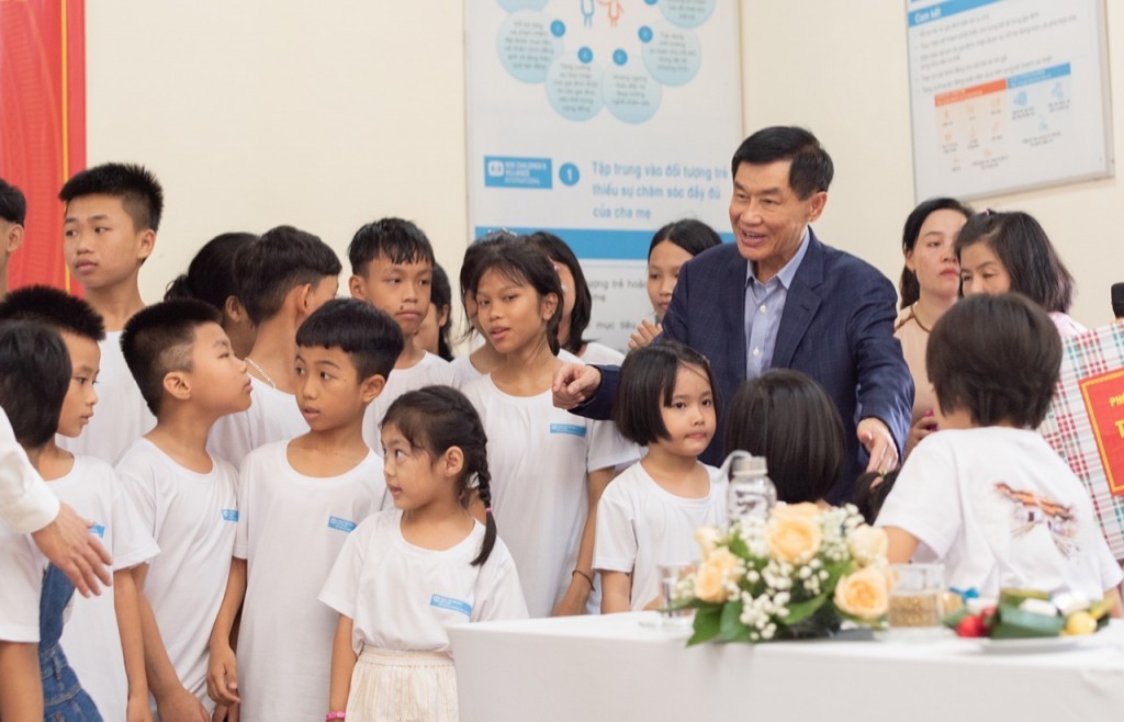 Ông Johnathan Hạnh Nguyễn trao 1 tỷ đồng tặng Quỹ Bảo trợ Trẻ em Việt Nam