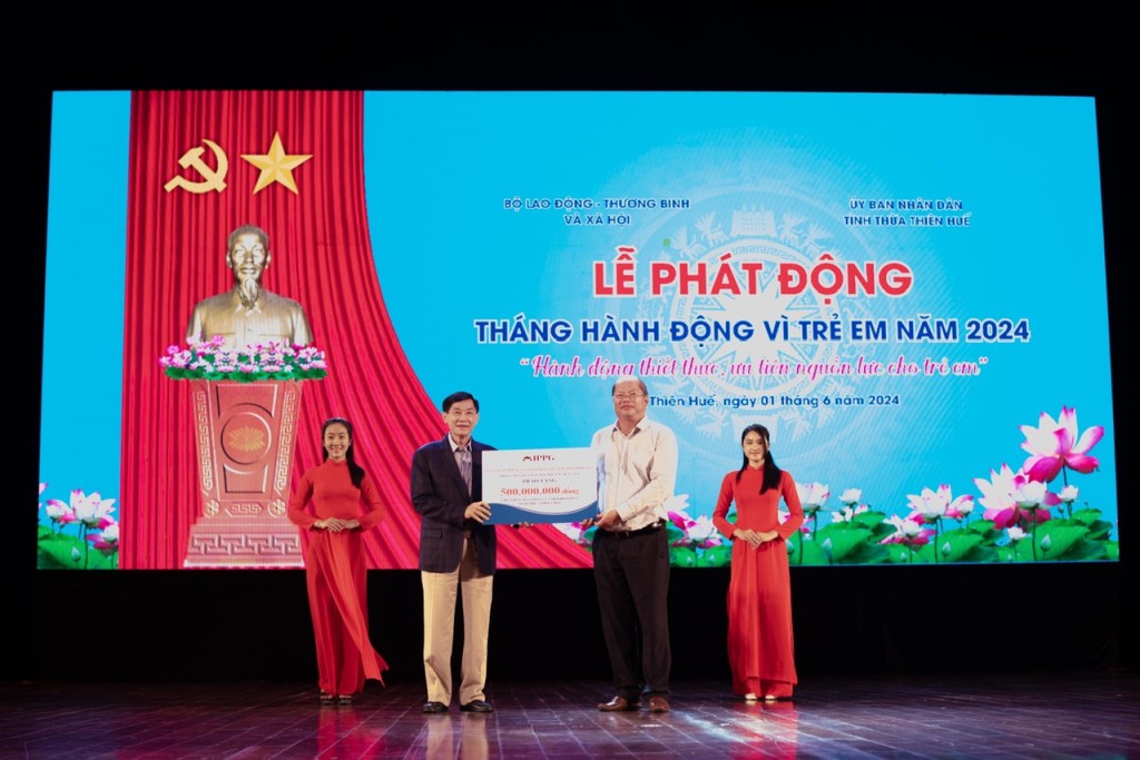 Ong Johnathan Hanh Nguyen trao tien ung ho Quỹ Vi Tre Em Viet Nam 