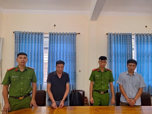 Hai bị can Phạm Mạnh Hùng và Trương Xuân Cường tại cơ quan công an.