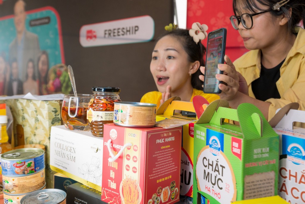 Hoạt động bán hàng trực tiếp thông qua sàn thương mại điện tử TikTok tại chợ phiên OCOP Hải Phòng