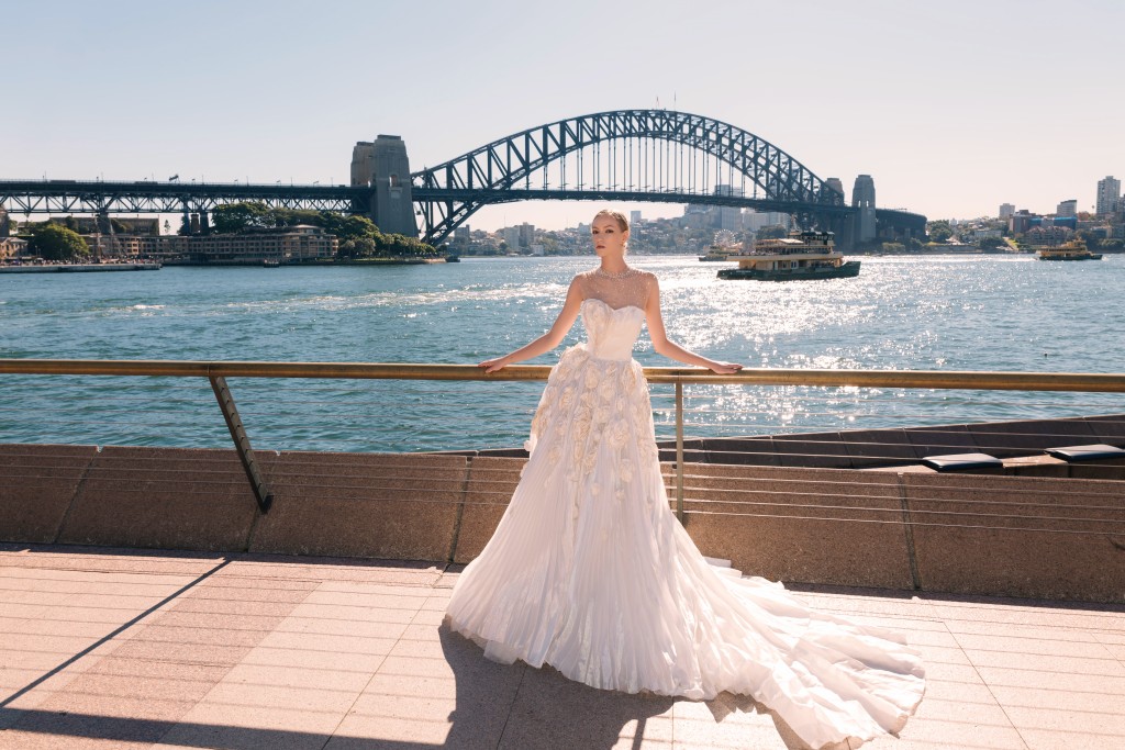 Những mẫu váy cưới mới của NTK Trần Phương Hoa được trình diễn tại cầu cảng Sydney