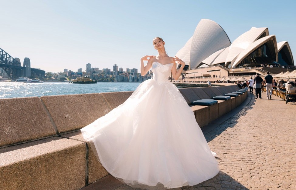 Váy cưới của Trần Phương Hoa gây ấn tượng ở cầu cảng Sydney