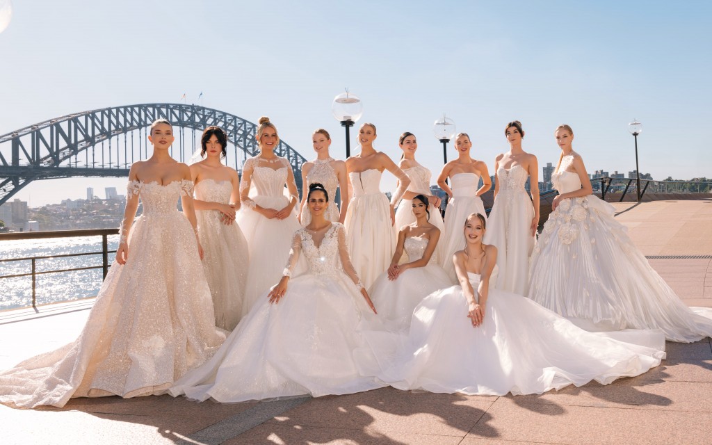 Váy cưới của Trần Phương Hoa gây ấn tượng ở cầu cảng Sydney