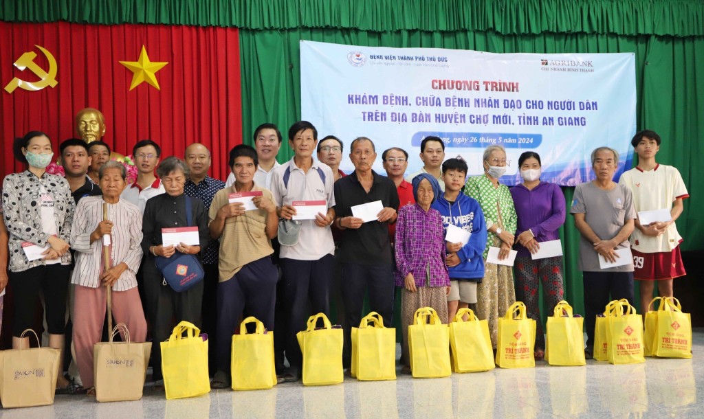 Đại diện Agribank trao tặng các phần quà cho người dân có hoàn cảnh khó khăn tại huyện Chợ Mới, tỉnh An Giang