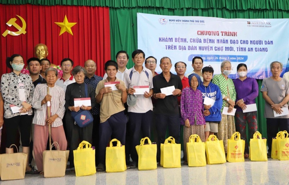 Agribank trao quà cho người khó khăn tại tỉnh An Giang