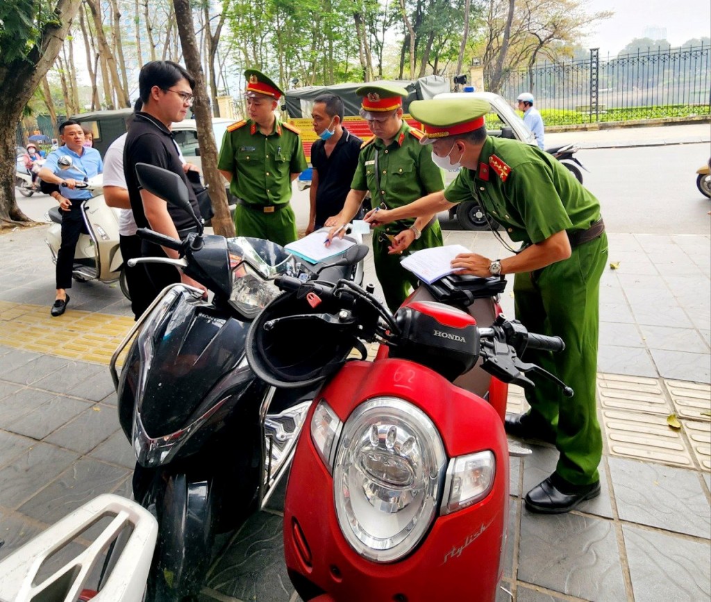 Công an phường Nghĩa Tân lập biên bản xử lý xe máy đỗ sai quy định