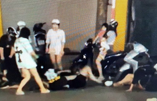 Cảnh sát triệu tập, xử lý nhóm nữ sinh đánh nhau trên đường phố