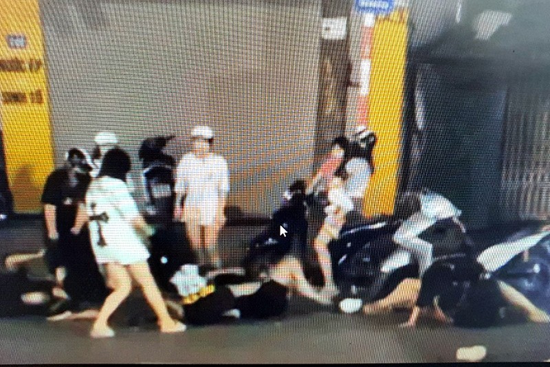 Hình ảnh hai nhóm nữ sinh ẩu đả trên đường phố, khiến dư luận xôn xao (ảnh cắt từ clip)