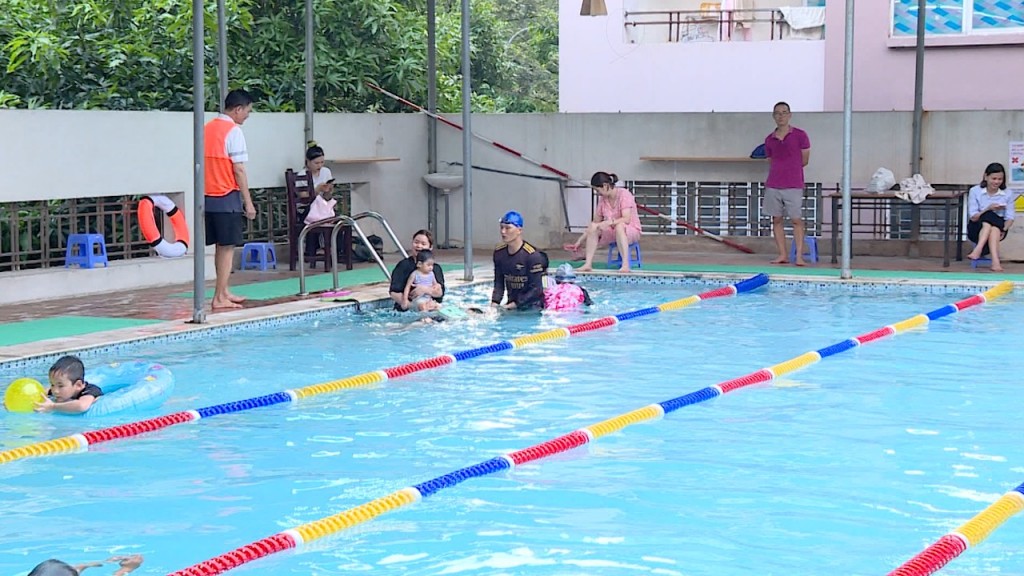 Rất nhiều phụ huynh cho con học bơi khi kỳ nghỉ hè đến