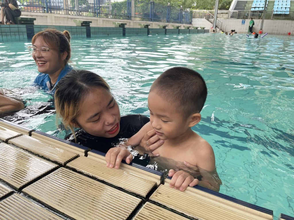 Các bạn sinh viên tình nguyện trường Đại học Sự phạm TDTT  Hà Nội dạy bơi cho trẻ em tại huyện Chương Mỹ