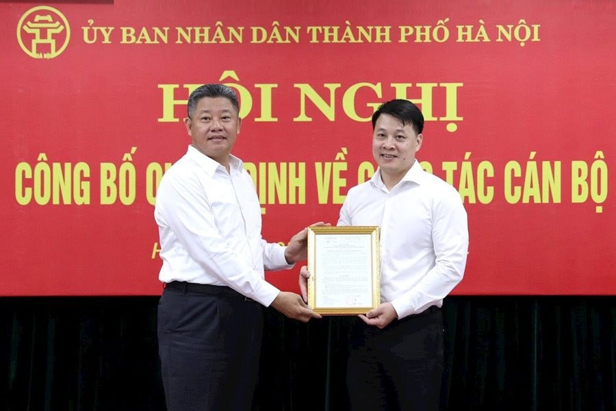 Phó Chủ tịch UBND thành phố Nguyễn Mạnh Quyền trao Quyết định bổ nhiệm Phó Giám đốc Trung tâm Xúc tiến đầu tư, thương mại, du lịch thành phố Hà Nội