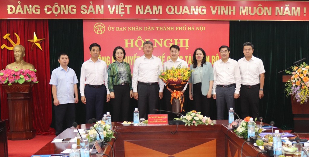 Phó Chủ tịch UBND thành phố Nguyễn Mạnh Quyền và các đại biểu chụp ảnh lưu niệm cùng Ban Giám đốc Trung tâm Xúc tiến Đầu tư, thương mại, du lịch thành phố Hà Nội