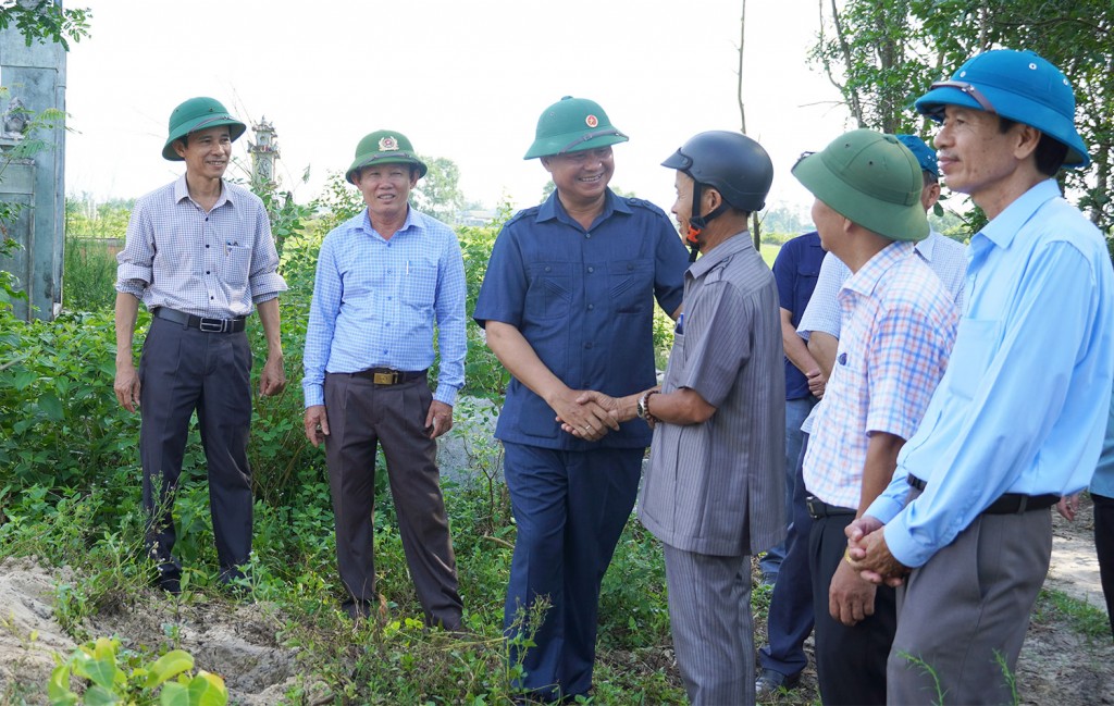 Chủ tịch UBND tỉnh Quảng Trị, Võ Văn Hưng gặp gỡ, động viên người dân đang tiến hành di dời lăng mộ để bàn giao mặt bằng thực hiện dự án