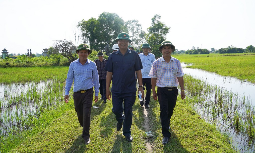 Chủ tịch UBND tỉnh Quảng Trị, Võ Văn Hưng cùng lãnh đạo huyện Gio Linh đi thăm hỏi, động viên các lực lượng tham gia giải phóng mặt bằng dự án