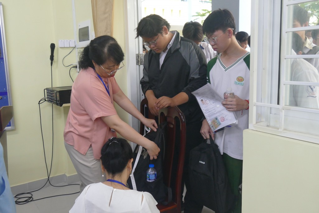 Công tác bảo quản tư trang của các thí sinh trường THPT Nguyễn Khuyến
