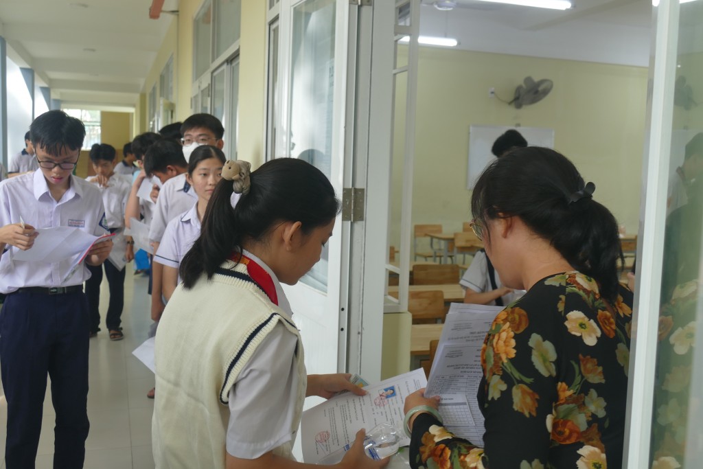 Các thí sinh tại điểm THPT Nguyễn Khuyến làm thủ tục vào phòng thi