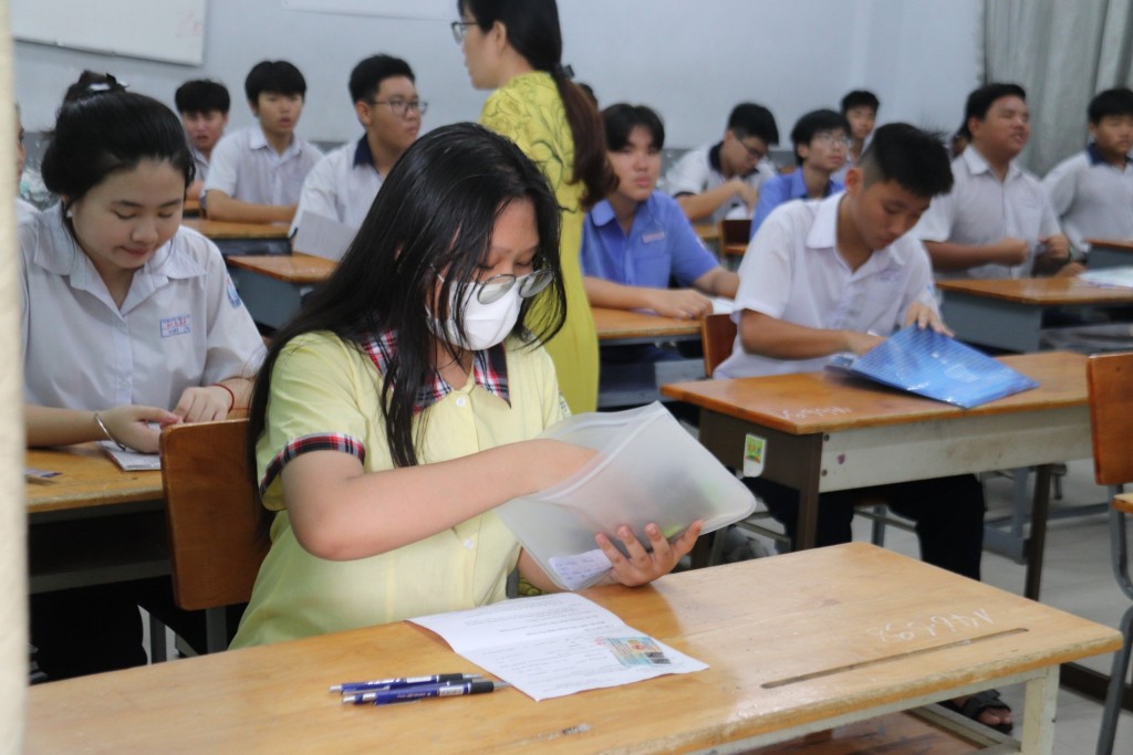 Các thí sinh tại điểm thi trường THCS Phú Nhuận (quận Phú Nhuận)