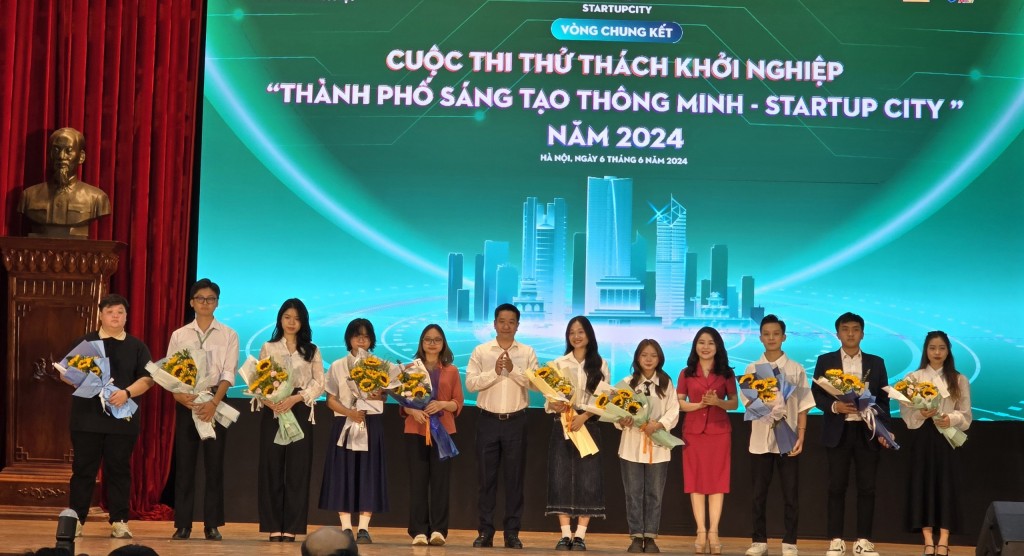 Các đại biểu tặng hoa cho 10 đội thi