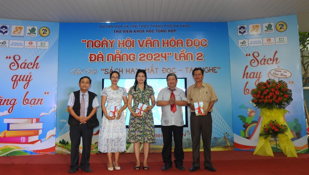 Tác giả Lê Anh Dũng (ngoài cùng, bên trái) và tác giả Phan Thanh Đà Hải (thứ 2, bên phải) tặng sách cho các tổ chức, cá nhân tại chương trình