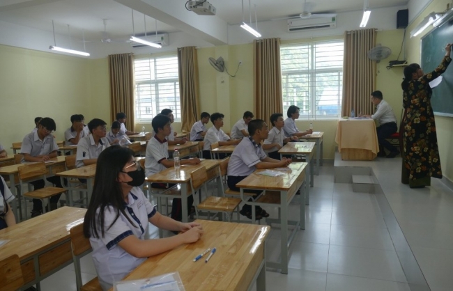 TP Hồ Chí Minh: Phát hiện thí sinh mang điện thoại vào phòng thi