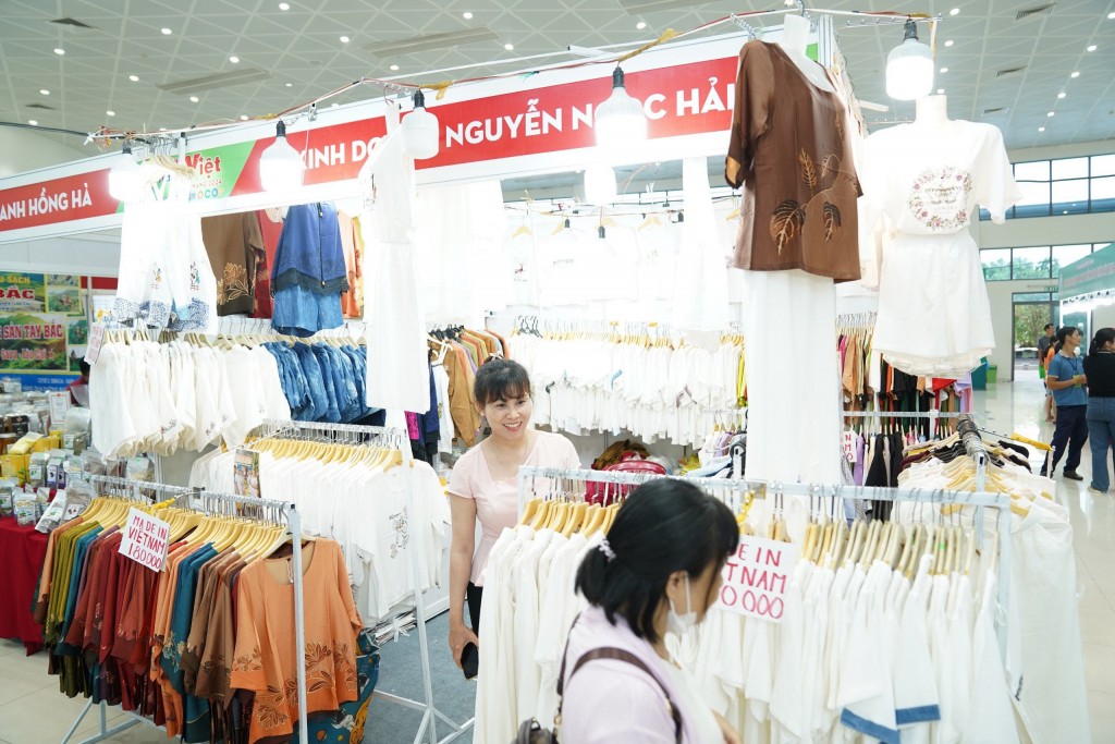 hơn 200 gian hàng của 123 doanh nghiệp, tổ chức, cá nhân của TP Đà Nẵng và 19 tỉnh/thành phố tham gia hội chợ