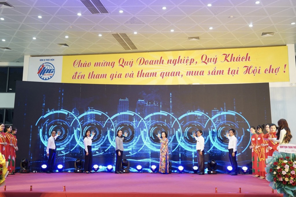 Các đại biểu nhấn nút khai mạc hội chợ hàng Việt Đà Nẵng 2024, đồng thời phát động “Tháng khuyến mại kích cầu mua sắm đợt 1”