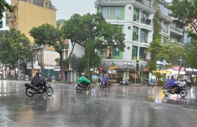 Hà Nội: Thời tiết duy trì mát mẻ, có mưa rào rải rác