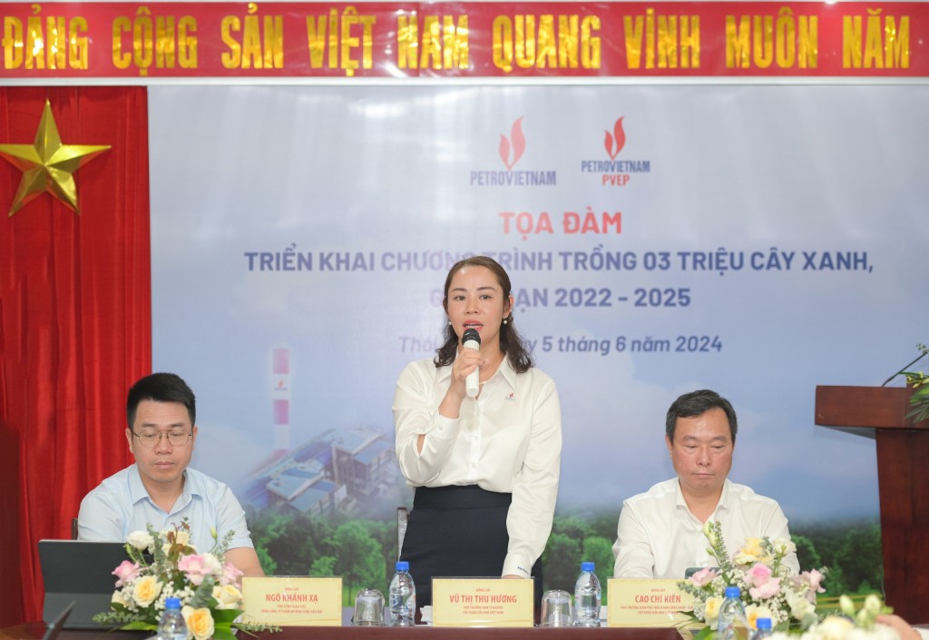 Bà Vũ Thị Thu Hương – Phó Trưởng Ban Truyền thông và Văn hóa Doanh nghiệp Tập đoàn phát biểu tại tọa đàm