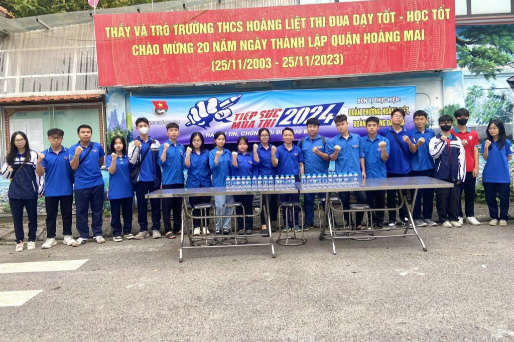 Thanh niên tình nguyện quận Hoàng Mai luôn sẵn sàng hỗ trợ thí sinh