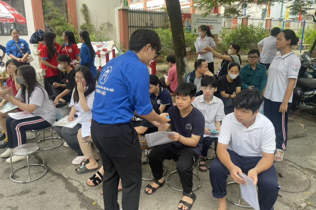 Tình nguyện viên tại quận Hoàng  hỗ trợ thí sinh 