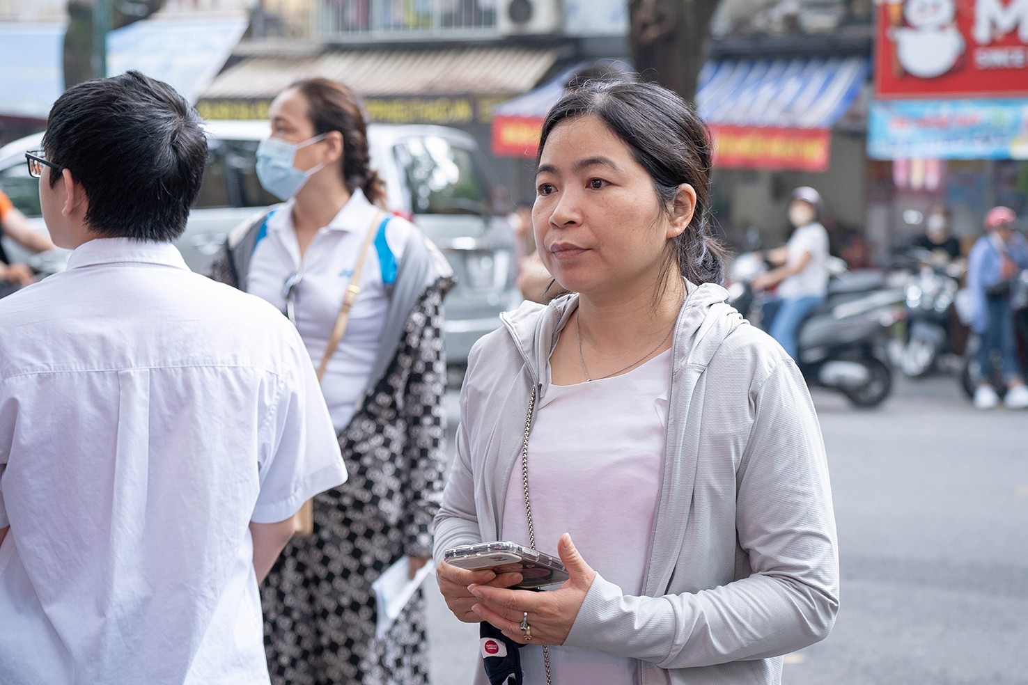 Buổi làm thủ tục dự thi lớp 10 năm nay diễn ra vào ngày thường nên nhiều phụ huynh đã sẵn sàng nghỉ làm để đồng hành cùng con.