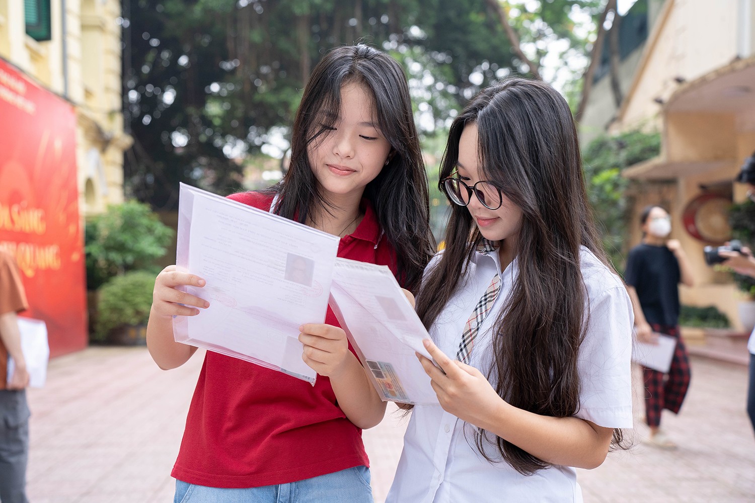 8 giờ 30, tại điểm thi Trường THPT Việt Đức đã đông thí sinh có mặt để chuẩn bị làm thủ tục dự thi vào lớp 10. Hôm nay, các em được nghe phổ biến quy chế thi, đính chính sai sót thông tin đăng ký dự thi (nếu có).