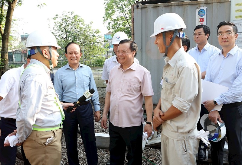 Bí thư Thành ủy Hà Nội Đinh Tiến Dũng trao đổi với đại diện nhà thầu thi công, tư vấn giám sát Dự án hệ thống xử lý nước thải Yên Xá