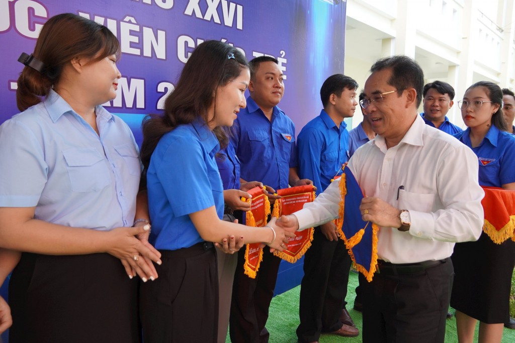 Phó Chủ tich UBND tỉnh Quảng Nam Trần Anh Tuấn tặng cờ lưu niệm cho các đơn vị dự thi