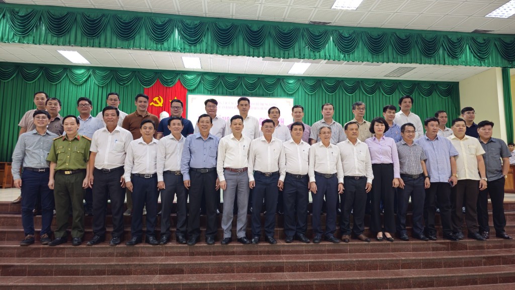 Đoàn công tác chụp ảnh lưu niệm cùng lãnh đạo địa phương tỉnh Long An và huyện Thủ Thừa