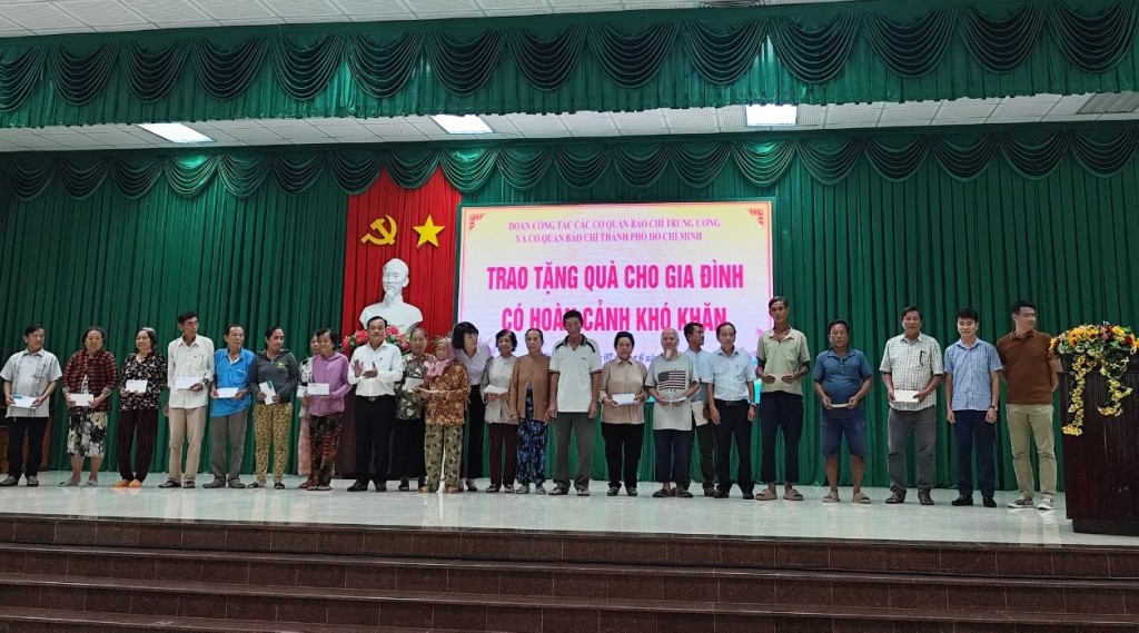100 hộ gia đình chính sách, gia đình đồng bào dân tộc có hoàn cảnh khó khăn của huyện Thủ Thừa, tỉnh Long An.