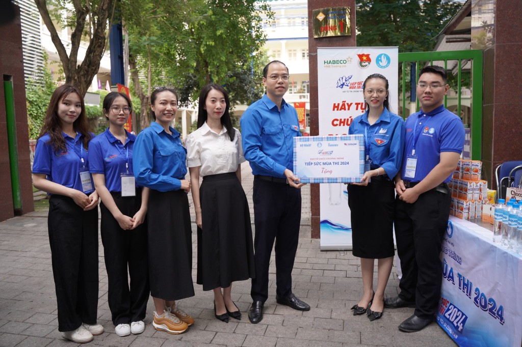 "Cầu nối" giúp thí sinh tự tin "vượt vũ môn"