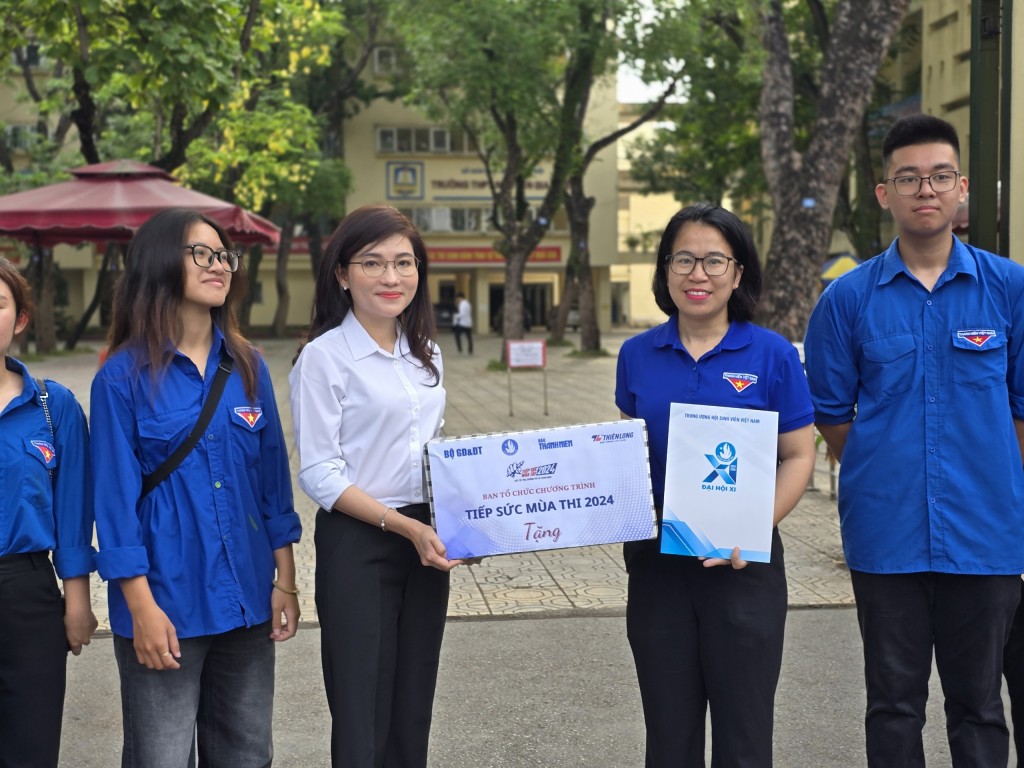 Phó Chủ tịch Thường trực Trung ương Hội Sinh viên Viêt Nam trao quà và tiền mặt cho đội hình Tiếp sức mùa thi tại trường THPT Nguyễn Gia Thiều